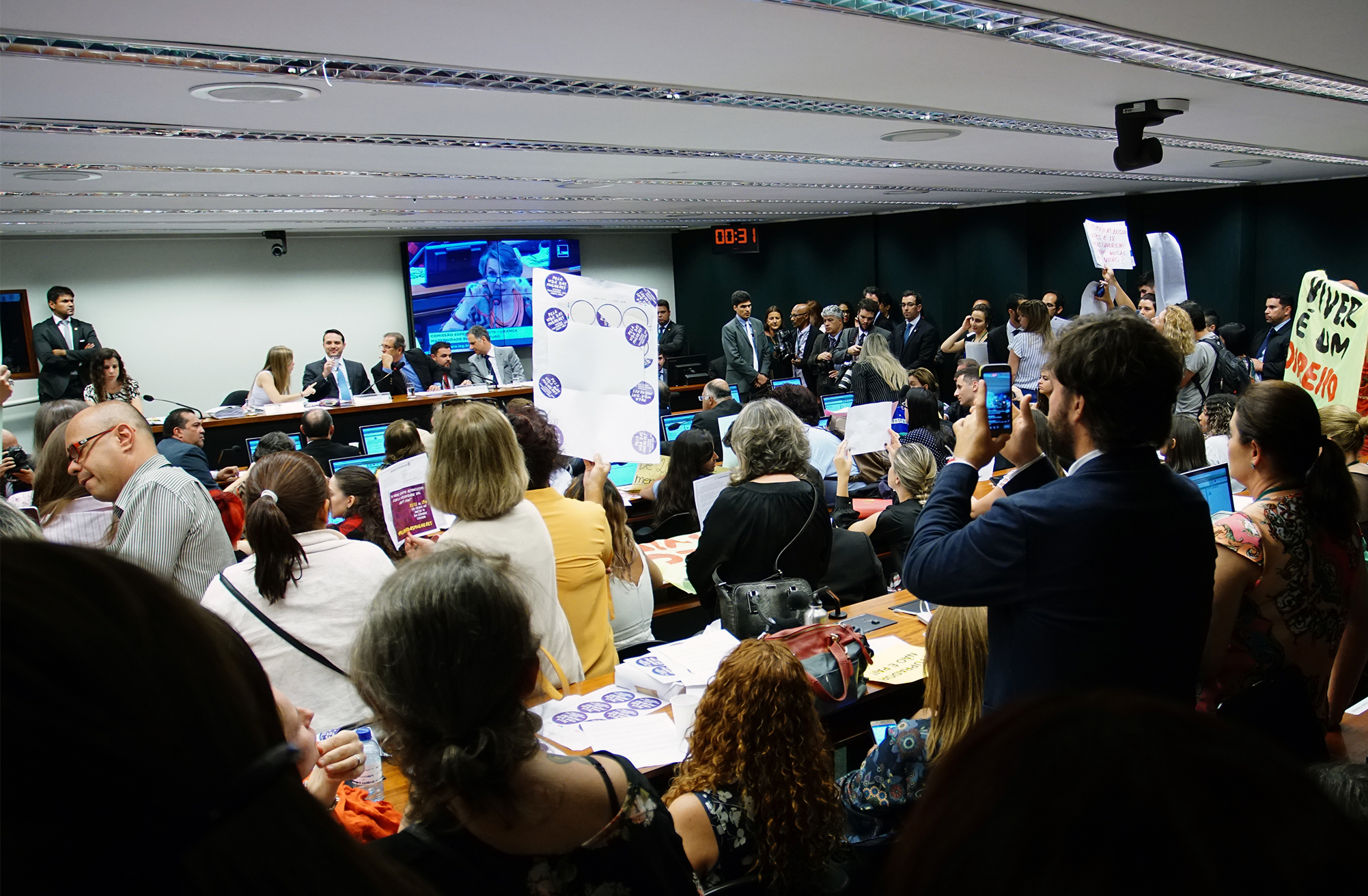Votação de destaques sobre licença para mãe de prematuro fica para esta quarta-feira